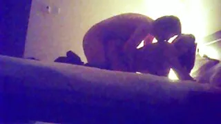 Slim FIFA xxx mere et fils chevauche un gode violet sur le sol