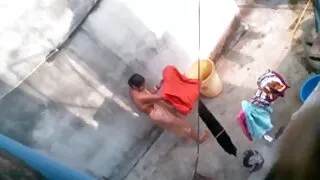 Upskirt pompé pulvérise porno dans la piscine le vagin d'une femme