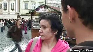Un idiot expérimenté a commencé des relations sexuelles avec une fille pornos arabes huilée