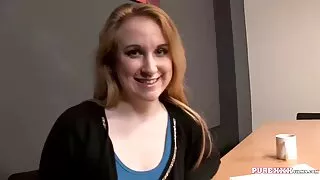 Un homme Jiggish l'insère dans sa chatte film potno préférée