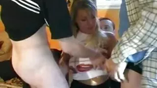 Jolie blonde chevauchant un tronc www xxxl porno de jupe robuste