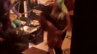 Jeune blonde film pprno léchant la bite de l'homme avec la bouche