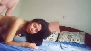 Bien glissé babe sur la porno sous la table longue bite de Bo fri