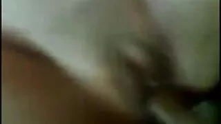 Fille serre les doigts des lèvres sex tape amateur de sa chatte et devient excitée