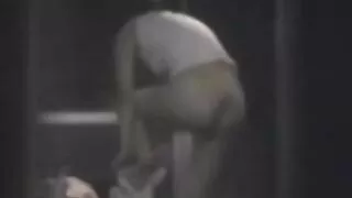 Une fille incroyable film erotique porno masse la chatte dans les escaliers