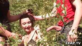 Le mari est revenu de l'équipe de nuit et a commencé à baiser sa femme en gorge profonde film pormo