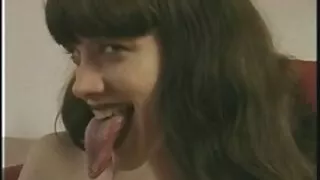 Hottie aime accrocher sa chatte filmpornoxxx flottante sur un vibromasseur