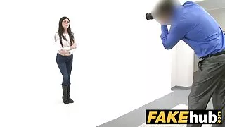Elle vient à un entretien d'embauche où elle chevauche porno avec sa mere une bite