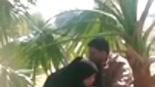 Salope plantureuse suce activement une bite porno anglais noire