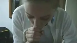 Salope en rose film x lesbien masse la capuche avec ses mains sur la chaise