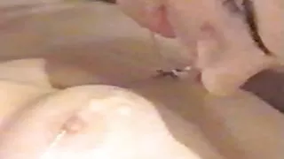 Mamelon excité sur porno avion la bite et emporté par la bite sérieusement