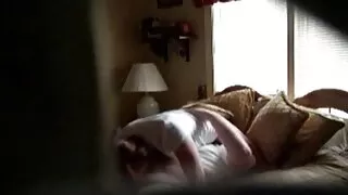 Une tante autochtone séduisante enseigne à son neveu film xxxn à utiliser un élastique