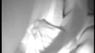 Une femme film porno amateur excitée est donnée dans la voiture à l'homme