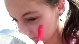 La princesse potelée se masse pourno xxx sur le lit
