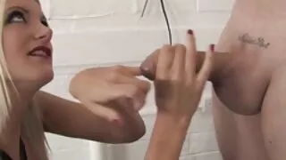 J'ai attrapé un gars avec un ami et j'ai porno sous la table décidé de le rejoindre