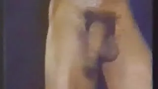 Le mari est rentré du travail et la femme est pleine de sperme film porno américain au lit