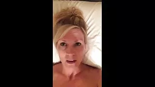 Un pédé en micro-jupe rose qui doigte la chatte streaming dorcel