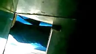 Sur le filme pornogratis lit masturbant une fille solitaire avec un gode