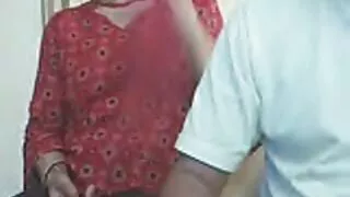 Une princesse ennuyée se masturbe la chatte porno chinwa avec un gode