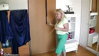 Rampé sur la film orno table de la cuisine et est excité par le nouveau robinet