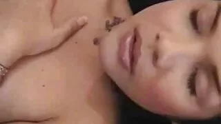Une six porno arab fille aux gros seins se masturbe un charmant trou du cul
