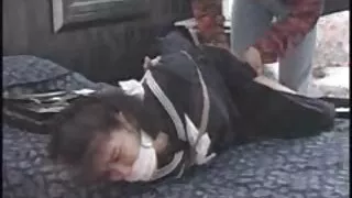 Un grand-père aux cheveux gris baise filmporono une pute et gémit de joie