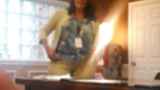 Une dame expérimentée aide les jeunes video xxx gratuit à baiser sur un grand lit