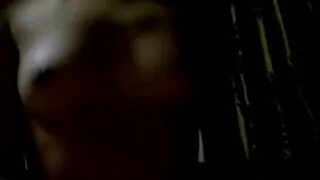 Bite élastique insérée dans video porno 2018 le trou du cul d'une femme à lunettes