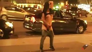 Pris penché en levrette pour prendre video porno viol la bite