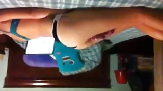 Mettre sa main dans la chatte d'une jeune femme debout film porno amateur en levrette