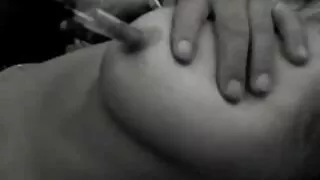 Salope aux film porno violent cheveux noirs gémit d'une machine à sexe à la maison