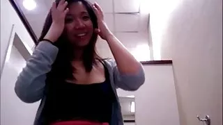 Horny chick plage porno a arrangé une bite à sucer en gros plan
