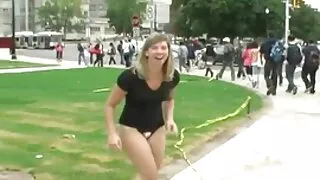 Un mec lubrique a mis un baril et a baisé une porno asie nana