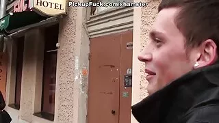 Baise une jolie écolière dans un trou du porno avec des animaux cul