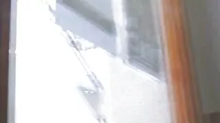 Poussin sur un chinois porno énorme gode saute la chatte humide