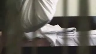 Frapper en video porno public levrette sur un canapé blanc Slim Bi BI