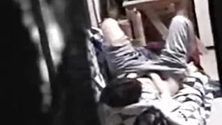 Une fille suce un gros poivron pour de l'argent et laisse tout hentei porno tirer