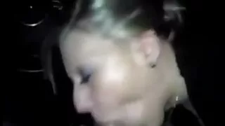 Une porno salle de sport brune sensuelle travaille habilement sa chatte pour faire plaisir à un ami