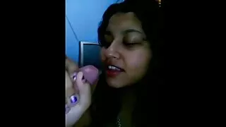 Femme avec telecharger porno gratuit des tatouages et des lunettes masturbe le pénis masculin