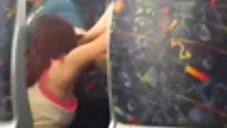 Une fille magnifique se déshabille et sex tape amateur branle la bite d'un mec