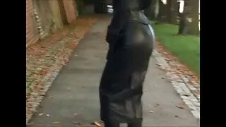 Salope en corset caressé la bite au chocolat avec une thai porno capuche