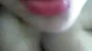 Une fille insouciante salieri xxx s'assoit sur une bite à travers une culotte