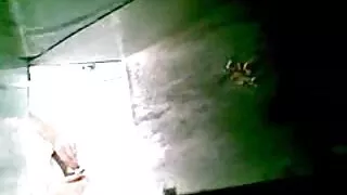 Devant le mari affamé et la caméra, la femme a film pornographique gratuit montré sa chatte