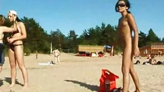 Une milf excitée xxx grosse fesse a commencé à baiser le plombier dans la cuisine
