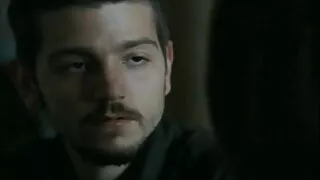 Le mec écarte la filme prono jeune femme pour le sexe dans la salle de bain du café