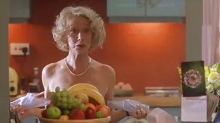 Poussin film porno bus avec du rouge à lèvres rouge suce et donne une entrée
