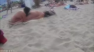 Un homme gay porno young baise correctement une femme avec une bite en caoutchouc
