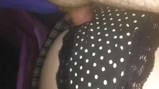 Une nana chaude et ardente se masturbe la chatte à travers une porno itali culotte