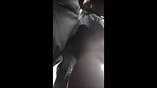 Pour le sperme dame se masturbe à travers le trou en bas pornodrom tv