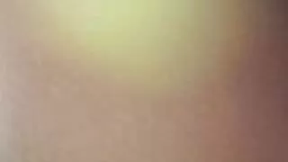 Brune aux cheveux porno video gratuit longs frotte sa capuche sur la chaise